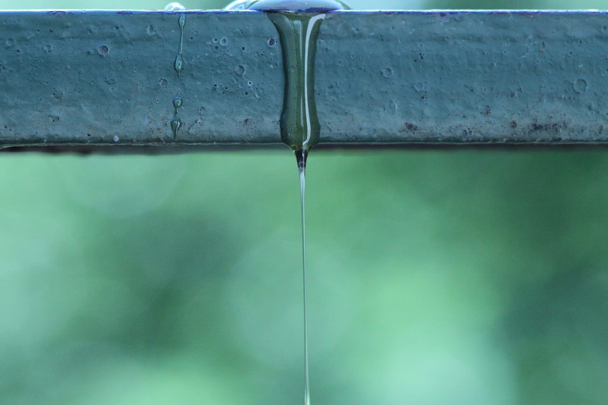 Fuite d'eau sous un évier